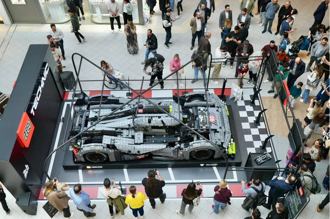 Lego Technic PEUGEOT 9X8 24H Le Mans Hybrid Hypercar